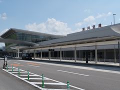 羽田空港からはJAL553便で10時40分発。旭川空港到着は12時20分です。平日にも拘わらず満席でした。