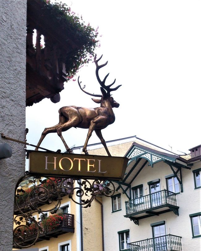 鹿のブロンズ像の看板。