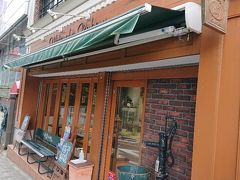 宮ノ下のパンの有名店「渡邊のベーカリー」にはいります。