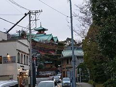 宮ノ下のバス停を降りて歩き出すと、立派な建物の「冨士屋ホテル」が見えてきました。