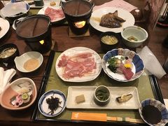 松山城を一通り見た後はホテルへ向かいました。

これは本日の夕食です。色々盛りだくさんだぁ~