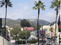 ハリウッドサイン（Hollywood　Sign）と呼ばれる
ランドマークを見るのです。
これがまた思ったより遠くて小さいんですよ。