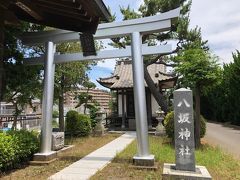 この神社には赤い鳥居と銀色の２つの鳥居があり、銀色の方が大きく新しい鳥居です。それぞれの鳥居の奥に拝殿があります。
