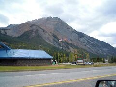 １１：０９、６日前の９／２２に寄ったフィールドの街の入口にあるヨーホー国立公園ビジター・センターの横を通過。