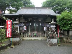 6:52
甲州街道沿いにある「三嶋神社」です。

今から1214年ほど昔の大同元年(806年)、大月の村落が生まれつつある頃に伊予国(愛媛県)大三島の大山祇神社より勧請された神社です。。
この辺りは富士山の噴火が続き、田畑山林の荒廃が厳しいため、富士即木花咲耶姫命の御怒りを鎮むべく、父神に坐す大山祇命をお迎へし、復興の精神的よりどころとしたと言われております。