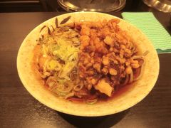 丸政そばと言ったら、山賊そば。
塩尻名物山賊揚げ(巨大な鶏肉揚げ)が豪快にのったおそばです。
頂きまーす。

山賊そば‥480円