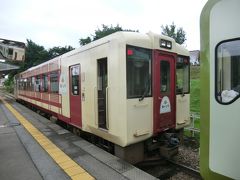 キハ110系おいこっと車両の外観は「ふる里」や「おばあちゃんの家」を連想する茅葺き屋根の民家の襖や障子などをイメージしたデザインとなっています。

もっと、乗っていたかったのですが、ここでお別れです。