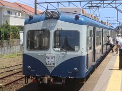 銚子駅のホームの先に停車している銚子電鉄の電車です。
昭和３２年製の６０歳近い「ベテラン」。
２枚の窓は懐かしい電車です。
