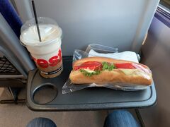 早朝発の鉄道で移動。
アテネ駅構内のファストフードのエベレストで朝食をテイクアウト。

