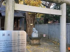 ランチの後は目白坂を登って次の目的地へ。
坂の途中の左手に、小さな神社がありました。
