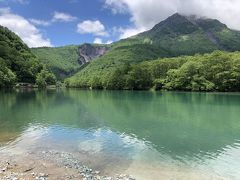 アカンダナ駐車場よりバスに乗り、大正池でバスを降りました。
雲が多いのですが、池はきれいでした。もう立ち枯れの木がほとんどなくなってしまいました。焼岳も近くに見えます。
