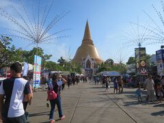 この町ナコーンパトムは、実はタイ国内で最も古い町。
そして、世界一高い仏塔を持つという「ワット・プラ・パトム・チェディ Wat Phra Pathom Chedi」は高さ120.45m(ﾟдﾟ)！
