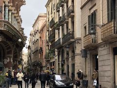 バルセロナの旧市街にやってきました。

左にちょこっと見えてるのはカタルーニャ音楽堂です。
面白い建築でした。

でも道狭すぎて全容をおさめられない、、、

でも旧市街の雰囲気はめっちゃ好きな感じです