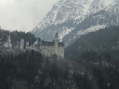 ついに念願の<ノイシュバンシュタイン城>が見えてきました！！

本当に山の上にあるんですね！
雪の白と山の黒い感じとマッチしてお城が映える～