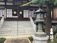 徳蔵寺の本堂の参道を歩いて来ました。
右横にも何かあるようでした。