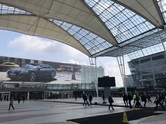 ミュンヘンの空港です。

めちゃくちゃ近代的でお洒落な空港でした。
EU圏用の空港ターミナルはどこの空港もショッピングモールの様で楽しいですね！！

ドイツらしく、車も推されてますね！
