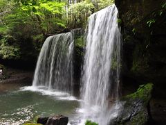 お次は、「鍋ヶ滝公園」へ。CMで何度も使われている有名な滝です。ここは滝の裏へ行けます。