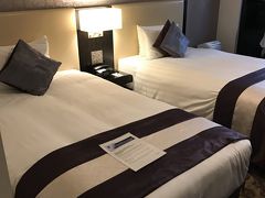メルキュールホテル札幌です。
ツインのお部屋です。
アメリカンエキスプレスの予約で、先着順ですが2万円以上の支払いで10000円割引でした。

ブッフェ付きツイン1部屋スタンダードルーム、ブッフェ付き1部屋クイーンベッドの2部屋予約して合計10602円の支払いでした。
1部屋当たり5301円で宿泊できました。
ツインは大人2名利用、クイーンベッドは大人1名利用でしたが、ベッドの寝心地よく快適でした。GO to キャンペーンで８月１４日からの申請申し込みをしたらさらに３５パーセントオフになる予定が、まだ認定されていないようです。
認定されたらキャッシュバックしてくれるそうです。
