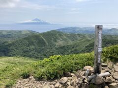 登山口から1時間35分ほどで標高490ｍの礼文岳山頂に到着です。360度遮るものがないパノラマの景色を堪能できます。