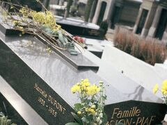 ペール＝ラシェーズ墓地での一番人気はシャンソン歌手エディット・ピアフの墓。
常に花が供えられている。
