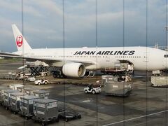 本日の東京・羽田行きの搭乗機。
B777-200（JA010D）。
旧：日本エアシステム機です。

搭乗の際は、マスク着用をしましょうとのことです。
