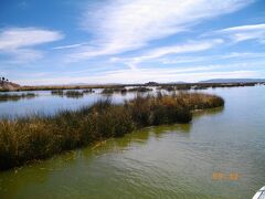 第7日目は、朝、プーノのホテルからチチカカ湖（標高3812ｍ)観光へ。遊覧船に乗り、ウロス島へ。標高が高いだけあって寒い。