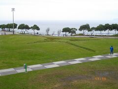 第8日目はゆっくり目のホテル出発でリマ観光。歴史地区には芝の上にナスカの地上絵が描かれている。これはハチドリ。