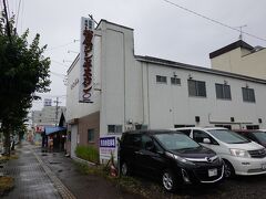 まだ午後5時前でしたが、このあと雨が強くなる天気予報だったので早々に夕ご飯を食べに出掛けます。ジンギスカンを食べたいと思い、有名な松尾ジンギスカンに向かったのですが・・・定休日でした。今日はツイていません(+_+)