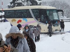 バスで五箇山(ごかやま)へ来ました。

五箇山は白川郷から庄川を下った富山県南西部の南砺市(なんとし)にあります。