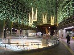 金沢駅の「もてなしドーム」

2005年(平成17年)に北陸新幹線の金沢延伸を見越してリニューアルされ、総ガラス製の「もてなしドーム」と木製の「鼓門」が出来ました。