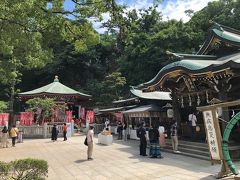 参道からの長い階段を上ったところにある辺津宮。
奥にある八角形のお堂は、江の島の弁天様。