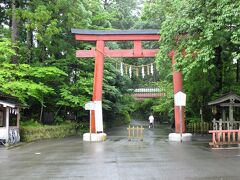 早朝、霧雨の中大崎神社に到着です。
無料の駐車場が有りました。
