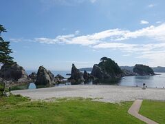 風光明媚な浄土ヶ浜に来ました。そのころには強い日差しが照り付けて気温もグングン上昇しています。