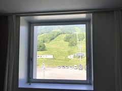 部屋からの景色です。
富良野スキー場が見えます。