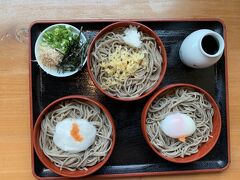 お昼はスターバックスの隣ぐらいの蕎麦屋で出雲そばを。１５分ぐらい待ちました