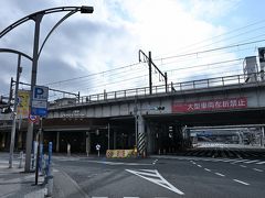 ●上野駅

長かった今年の梅雨も、８月に入りやっと梅雨明け宣言！
梅雨明け後最初の日曜日、頑張って早起きして、朝の７時過ぎくらいに「上野駅不忍口」にやってきました。

蓮の花は早朝に咲き昼には閉じてしまうため、朝のスタートダッシュが重要ですし、極力人混みを避けるという意味もあります。