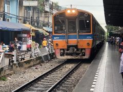 ウォンウェンヤイ駅からマハチャイ駅までは約1時間のローカル鉄道旅です