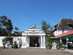 ９時４０分、次は今もジョグジャカルタを治めるスルタンの住まい、“クラトン”と呼ばれる王宮へ。

実は王宮へはこの３日前に一度訪れているのですが、その際は“北側”の見学のみだったため、今回は“南側”（北側とは入口が別）を見学することにします。