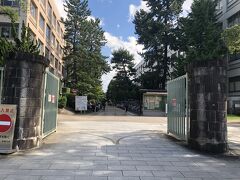 歩いてると学校らしき建物が見えてきた。
あ！京都大学かぁ！
こんなとこにあったんや