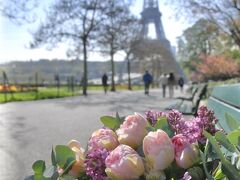 エッフェル塔とブーケが綺麗に撮れるポイントを探しながら・・・
