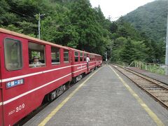 この駅にはレストランもカフェもトイレもあるし
この先の駅へ行くよりはここで休んで帰りの列車に乗るといいよと
車掌さんに教わりました。