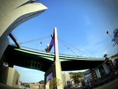 【バスク地方の玄関口：ビルバオの街を歩いてみる】

なんと、スペインで初めて建設された吊り橋...鉄製の橋床を持つ数少ない橋なんだとか....