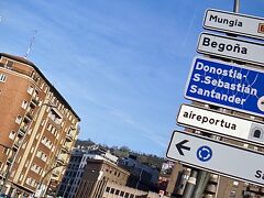 【バスク地方の玄関口：ビルバオの街を歩いてみる】

標識もスペイン語とバスク語、場所によってはバスク語だけのところもあります。
