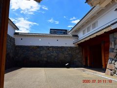お城の櫓のような建物は甲府市歴史公園 (甲府城山手御門)。
https://kofu-tourism.com/spot/152

甲府城は線路を挟んだ駅南側に天守台や櫓がありますが、ここは線路北側にある唯一の城郭ってこと。