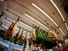 【バスク地方の玄関口：ビルバオの街を歩いてみる】

ウヒョ～....天井からは、「イベリコ豚」が.......山ほど.....

他国のレストランでは、この生ハム原木が一本だったりするのですが....