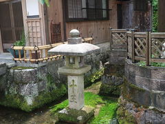 平安時代 天台宗の僧 浄蔵貴所により
開かれ、最初は浄蔵水と呼ばれていた
そうですが、この近くに十王堂が
あった事から『十王水』と呼ばれる
様になったそうです。