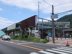 駅隣接の水の宿駅で、レンタサイクル
するつもりでしたが、タイヤがダメに
なってしまったらしく、今は貸出を
中止していると…

自転車があると思ってOKした
母の顔は強張っていました。
一番奥まで10分やけど、歩ける？！
と聞いても無言。。