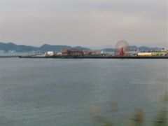 赤い観覧車が見えてます　
和歌山マリーナシティじゃないかな？