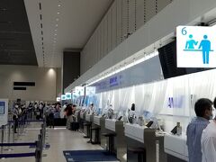 今回の機材は2列2列の小さな飛行機
分かってはいますがプレエコへアップグレードできないかと
カウンターへ(^^;

4連休初日なのにガラガラですね