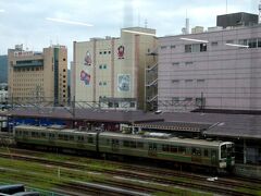 福島から峠駅まで行く電車は1日わずか6本。
朝2本、夜2本で、昼1本、夕方1本という具合。
福島駅5番線から発車する2両の電車、普通米沢行きです。
この電車は山形新幹線と同じ線路（標準軌道）を走るので、この区間用に改造された特別の車両（719系5000番台）です。
秋田新幹線の田沢湖線でも同様に改造車両を使っています。